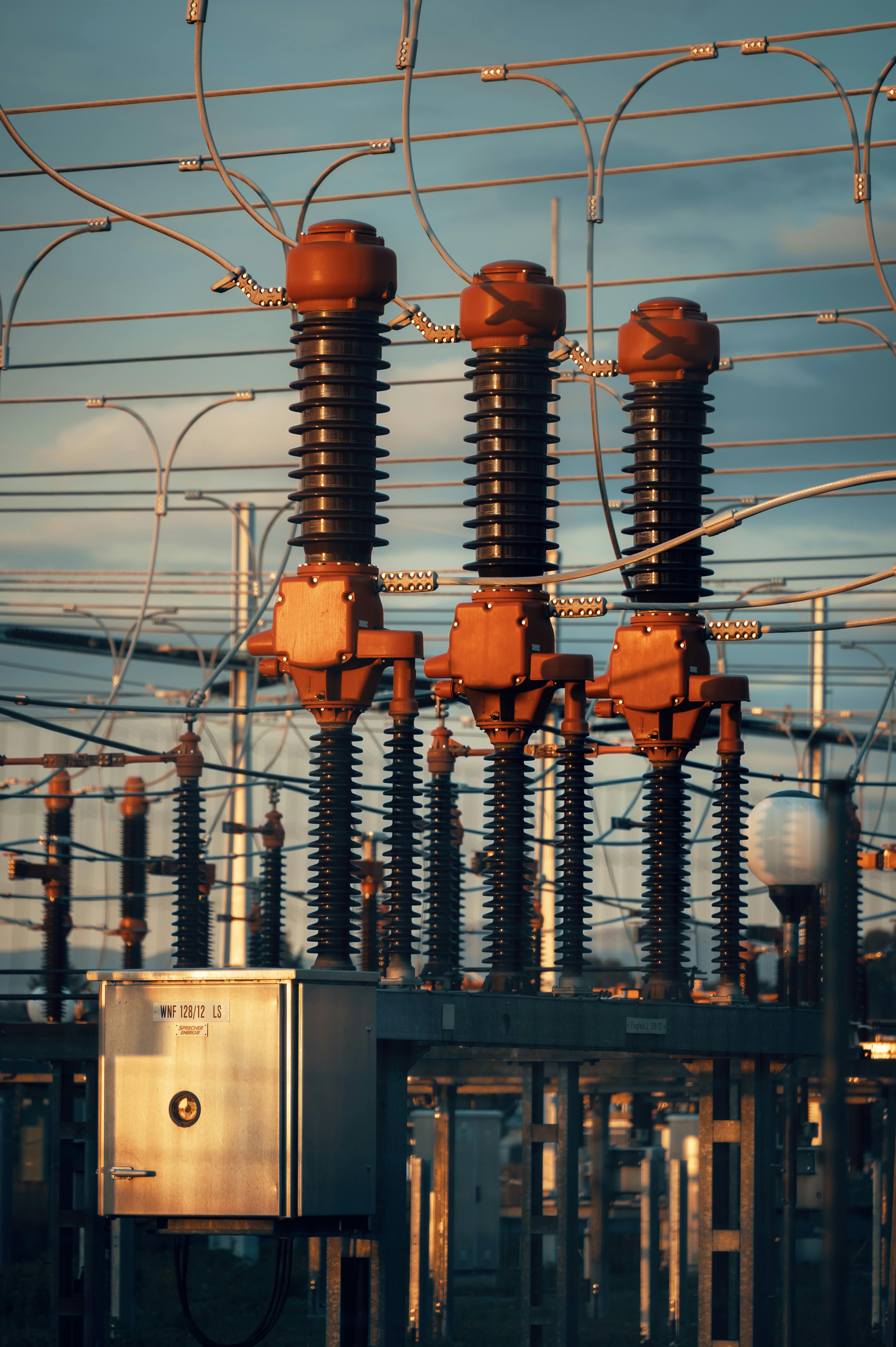 Compute — Hochspannungs-Umspannwerk, Strom als Grundlage