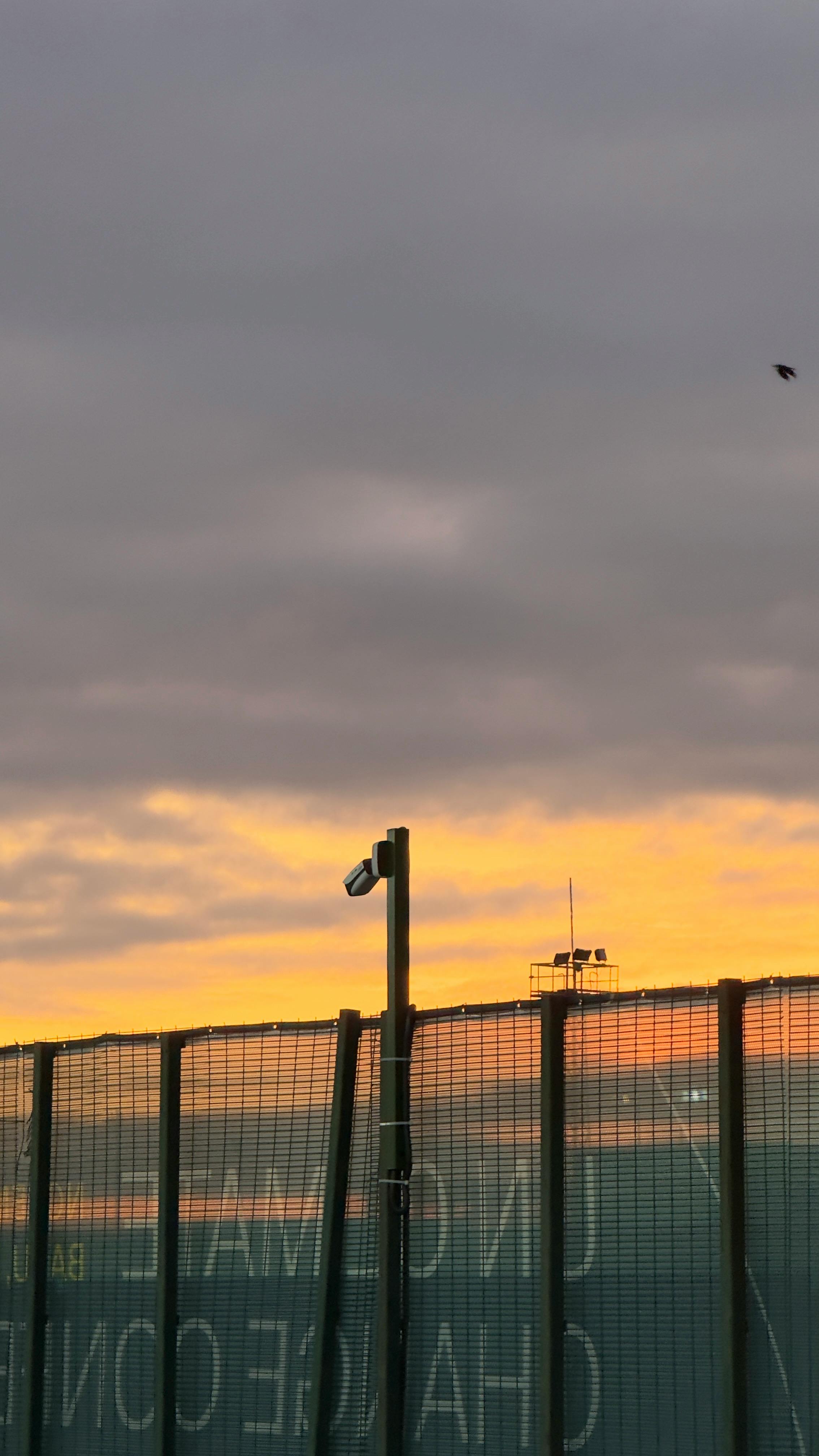 Security — Perimeter, Kamera, Zaun bei Sonnenuntergang